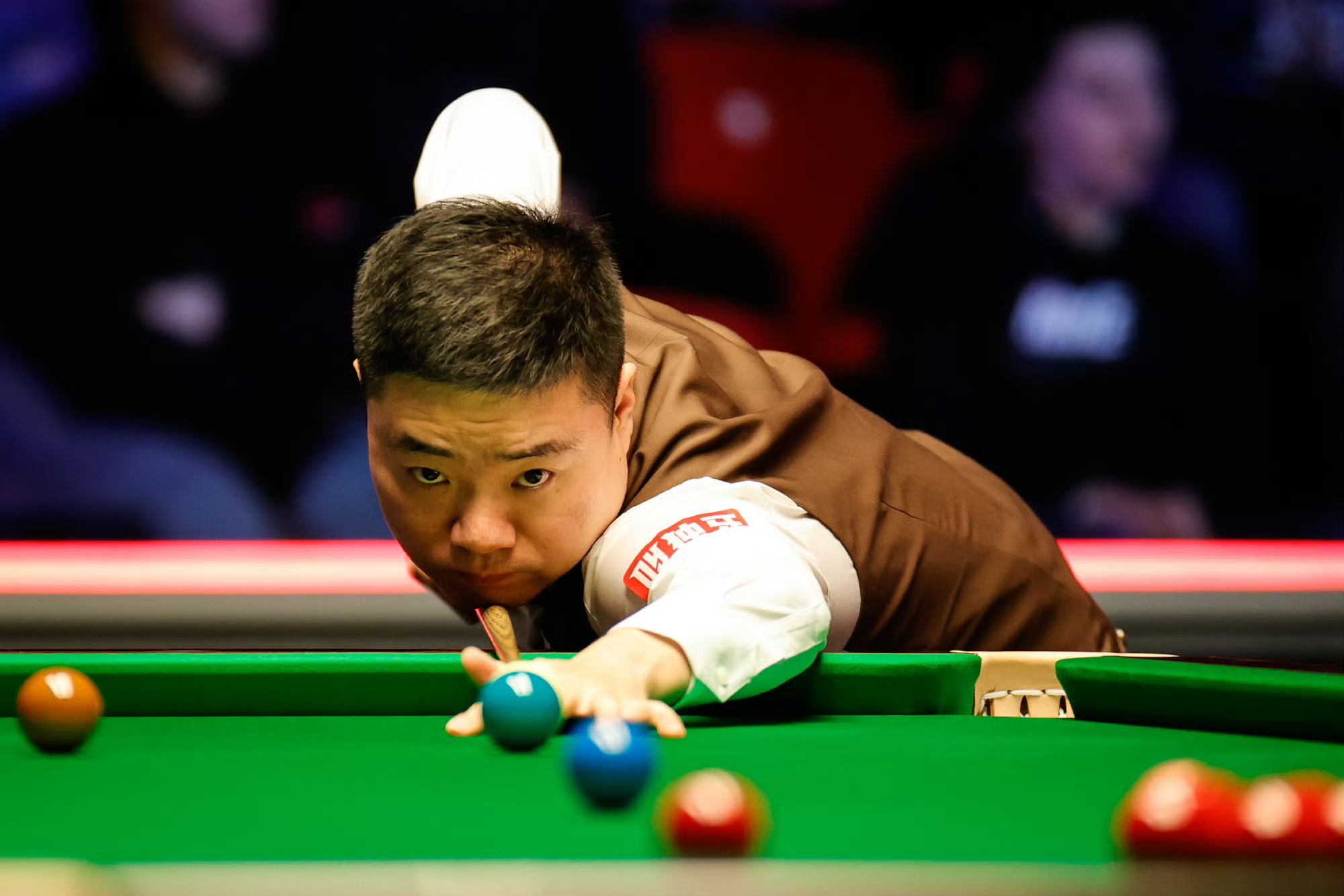 境促使他更 境促使他更